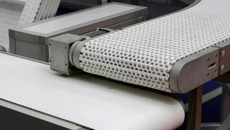 Модульная лента пов Holzer 2401 Flush Grid Radius шаг 25.4 мм, толщина 11 мм, открытость 35%, POM